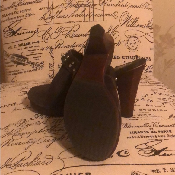 Shoes - Picture 4 of 8